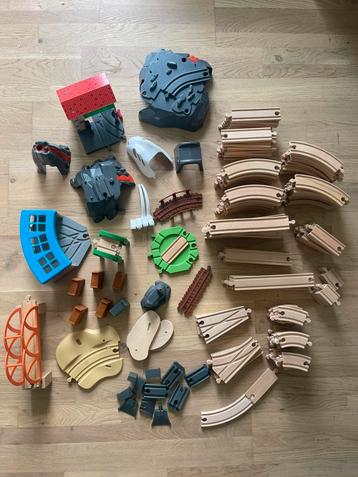 Houten speelgoedtrein + attributen beschikbaar voor biedingen