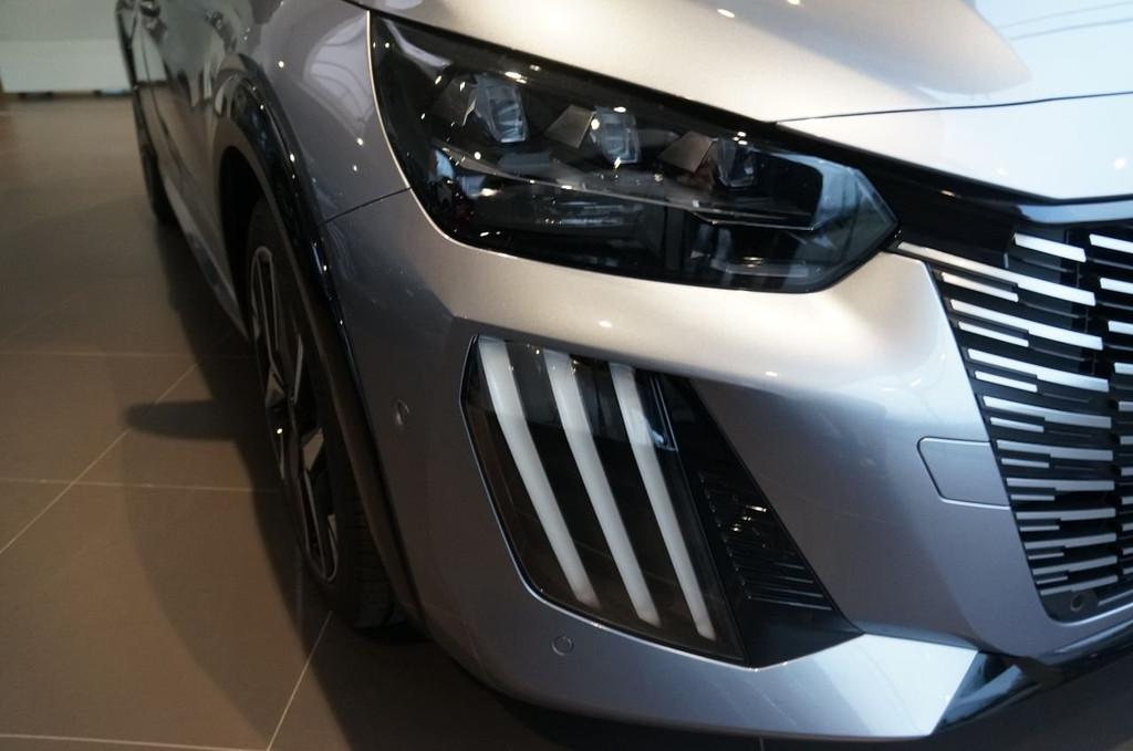 Peugeot 208 Peugeot 208 Facelift Hybrid 145 e-DCS6 GT, Autos, Peugeot, 100 kW, Argent ou Gris, Achat, Carnet d'entretien