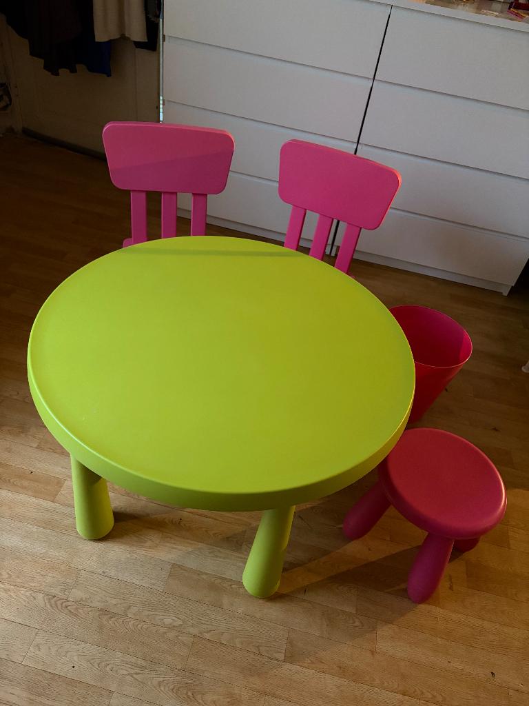 Table ronde IKEA enfant avec chaises tabouret et panier, Enlèvement, Comme neuf, Table(s)