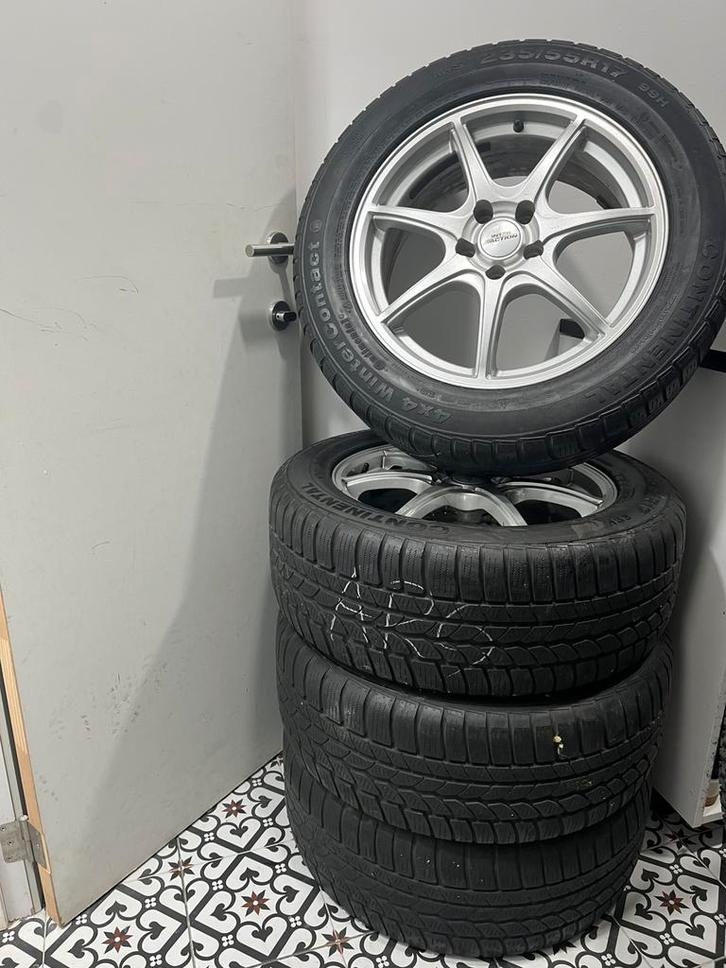 Lot de 4 pneus hiver 235/55 R17 montés sur jantes alu, Auto-onderdelen, Banden en Velgen, Band(en), Winterbanden, Ophalen