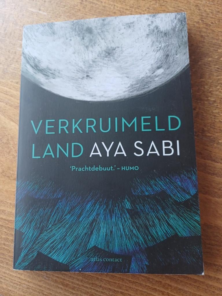 Aya Sabi - Verkruimeld land, Boeken, Literatuur, Ophalen of Verzenden