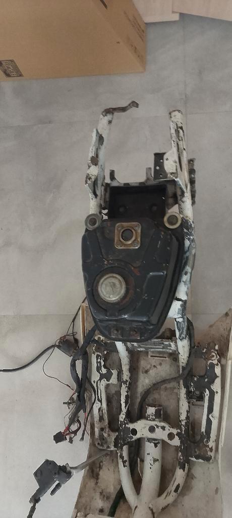 Naftetank | Yamaha Booster Spirit – Oud Model, Fietsen en Brommers, Brommeronderdelen | Scooters, Gebruikt, Yamaha, Tank, Ophalen of Verzenden