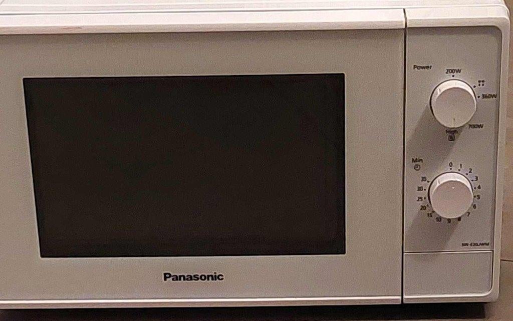 Four à micro-ondes Panasonic 800 watts, Electroménager, Micro-ondes, Comme neuf, Autoportant, Moins de 45 cm, Plaque tournante