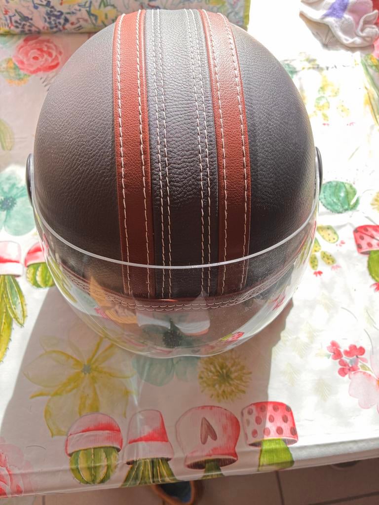Mooie lichtgewicht lederen helm, Fietsen en Brommers, Brommerhelmen, Ophalen, Zo goed als nieuw, Small