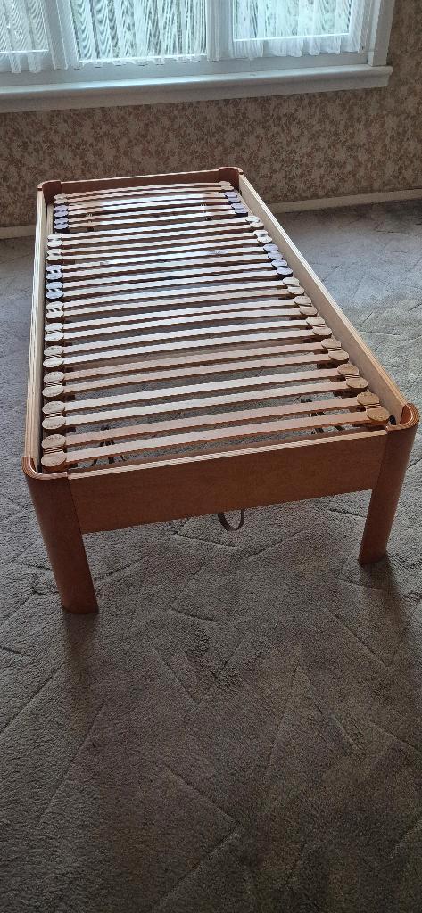 eenpersoonbed + lattenbodem, Huis en Inrichting, Slaapkamer | Bedden, Zo goed als nieuw, Eenpersoons, 90 cm, 200 cm, Hout, Bruin