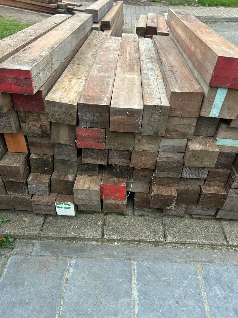 Lot hardhout balken verschillende lengte rond  120 stuks, Enlèvement, Comme neuf, Poutres, Bois dur
