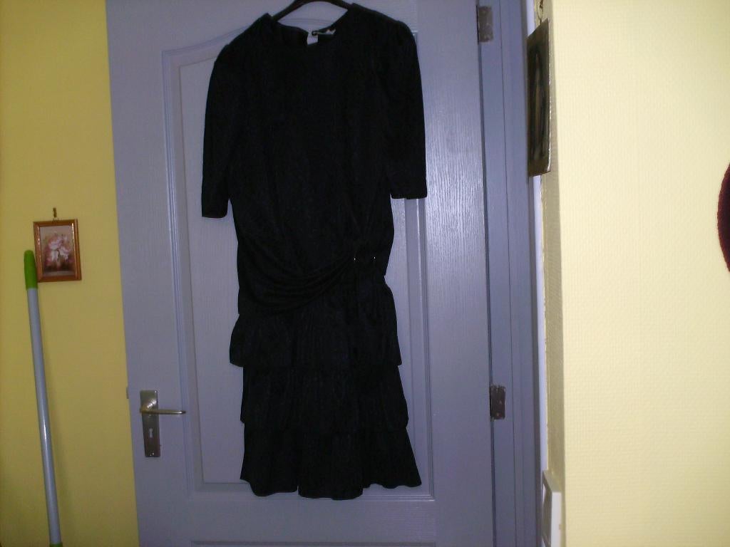 a vendre robe pour dame, Vêtements | Femmes, Robes, Comme neuf, Taille 42/44 (L), Noir, Sous le genou, Enlèvement ou Envoi