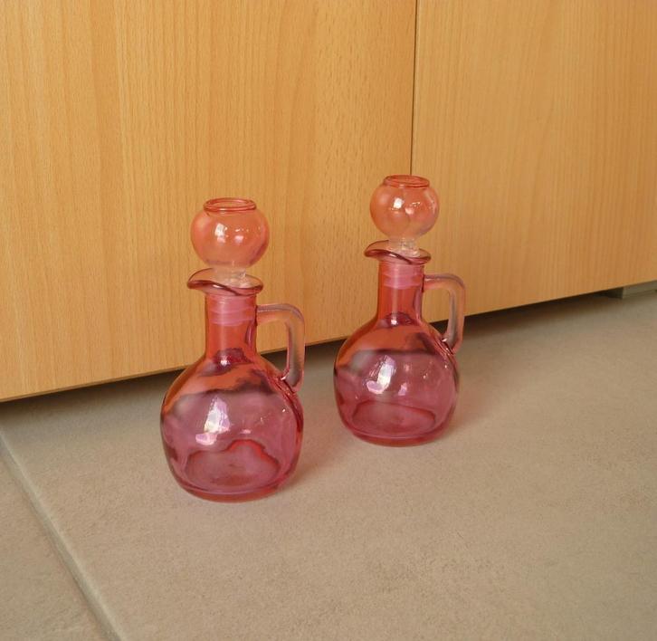 Set van 2 fuchsia roze transparante glazen karaf kruik fles, Antiek en Kunst, Curiosa en Brocante, Ophalen of Verzenden