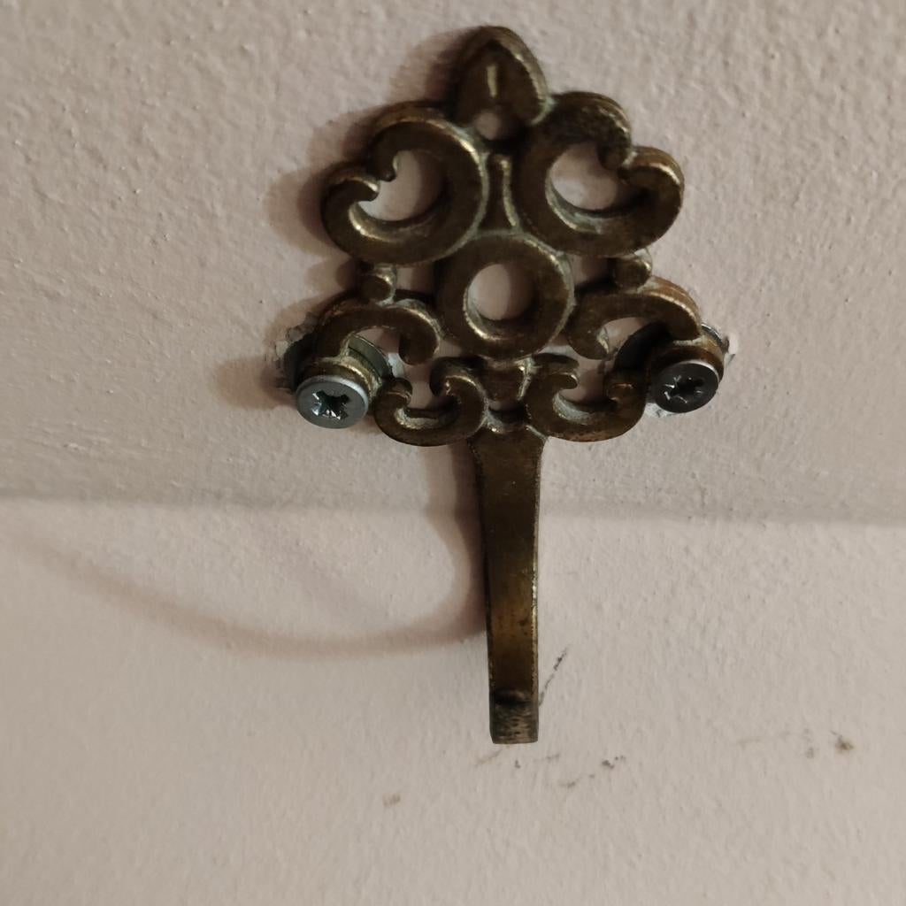 Gezocht twee koperen haakjes zoals op foto, Antiquités & Art, Enlèvement ou Envoi