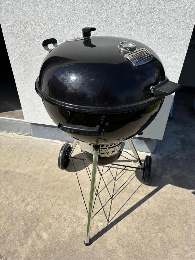 Barbecue Weber MASTER-TOUCH PREMIUM-HOUTSKOOLBARBECUE 57 CM, Tuin en Terras, Houtskoolbarbecues, Zo goed als nieuw, Ophalen
