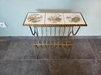 Vintage bijzettafeltje met geïntegreerd tijdschriftenrek, Huis en Inrichting, Minder dan 55 cm, Gebruikt, Metaal of Aluminium