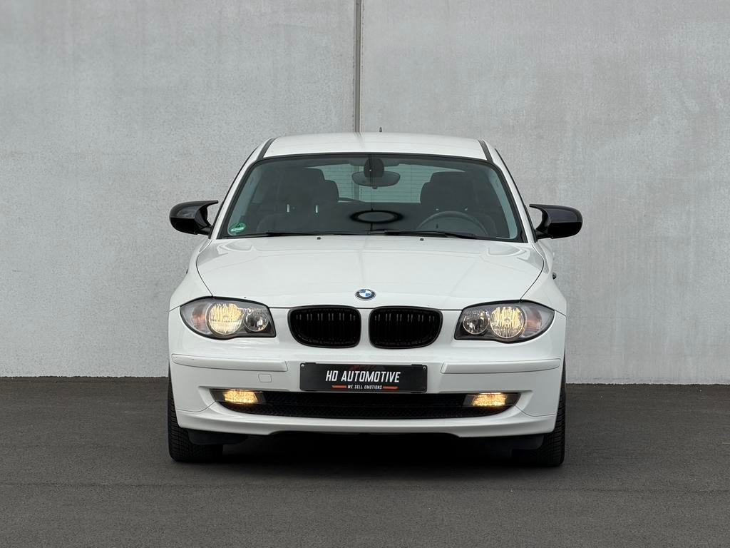 BMW E81 - 118i • 2010 • 120.000KM • EURO5 • BLANCO GEKEURD!, Auto's, BMW, 1995 cc, Zwart, 4 cilinders, Wit