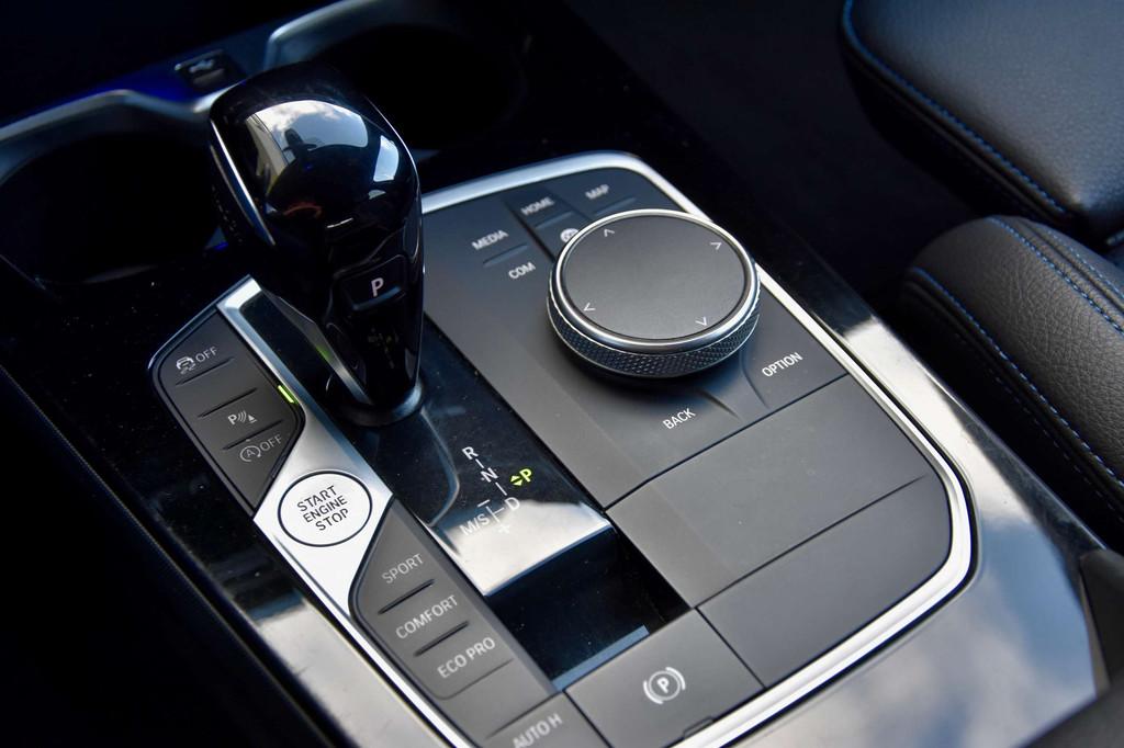 BMW 1 Serie 118 118iA M-Sport *CAMERA* M PACK (bj 2023), Auto's, Gebruikt, 4 cilinders, 136 pk, Zwart