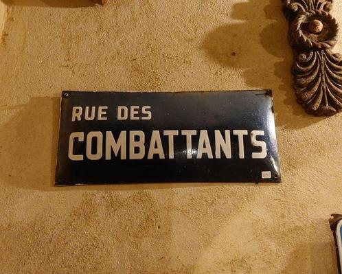 ancienne plaque de rue Rue des combattants, Collections, Marques & Objets publicitaires, Utilisé, Panneau publicitaire, Enlèvement