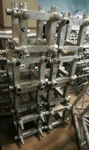 BOX CORNER - ONBEKEND MERK - SET VAN 4 - N2 beschikbaar voor biedingen