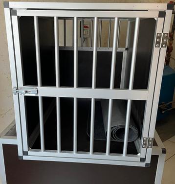 Hondenbench 59x66x90 in nieuwstaat beschikbaar voor biedingen