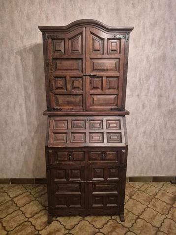 Vintage Spaanse secretaressekast in zeer goede staat.  beschikbaar voor biedingen