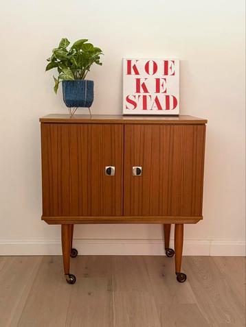Vintage bijzetkast op wieltjes beschikbaar voor biedingen