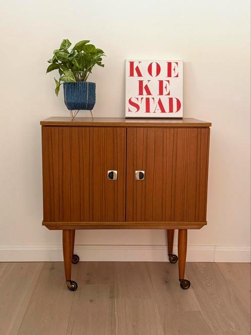 Vintage bijzetkast op wieltjes, Huis en Inrichting, Kasten | Overige, Zo goed als nieuw, Ophalen