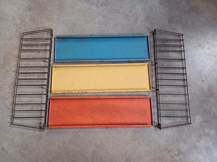 Origineel" 70s' Tomado Metalen Boekenplank

  Uniek stuk!, Antiek en Kunst, Kunst | Designobjecten, Ophalen