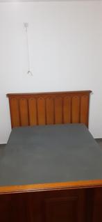 Bed frame and mattress, Huis en Inrichting, Slaapkamer | Bedden, Overige materialen, 180 cm, Gebruikt, Wit