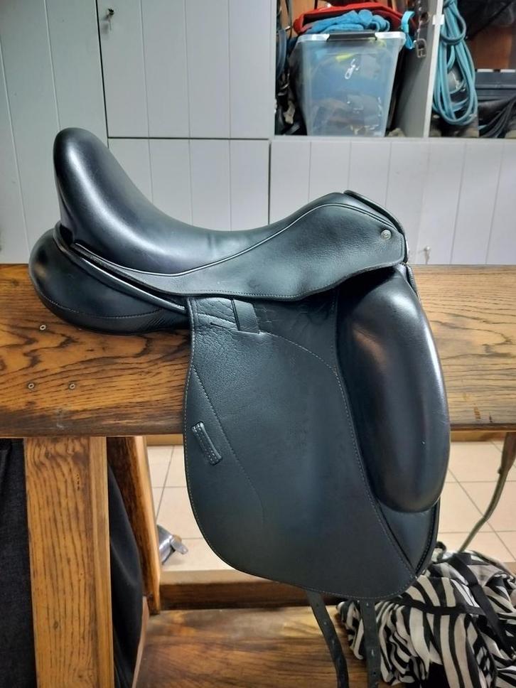 Custom Icon Flight 17,5 dressuurzadel, Dieren en Toebehoren, Paarden en Pony's | Zadels, Dressuur, Ophalen