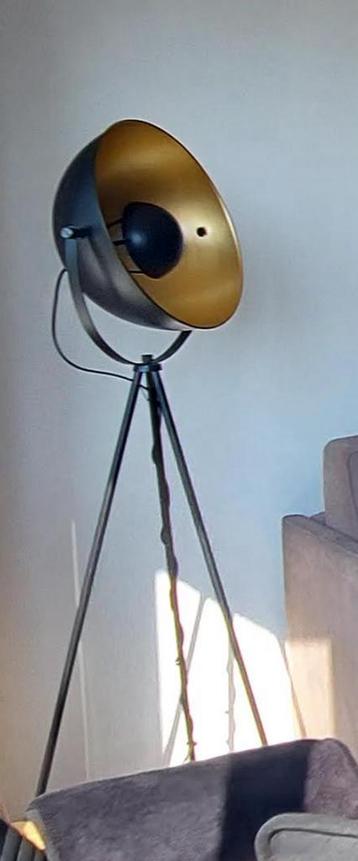 Vloerlamp beschikbaar voor biedingen