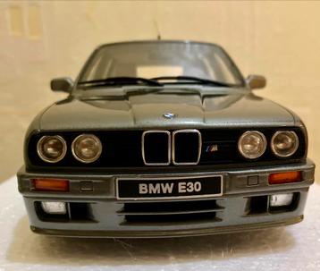 BMW E30 325i Touring Otto OT929 • 1/18 voetenbank