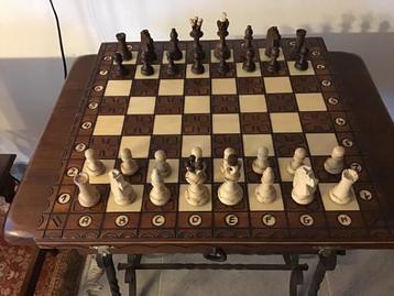 Zeer mooi schaakspel, met prachtige houten schaakstukken.