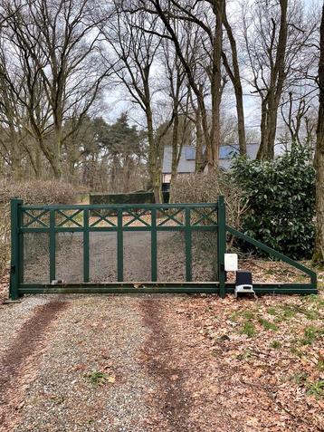 Automatische poort + tuinpoortje met brievenbus beschikbaar voor biedingen