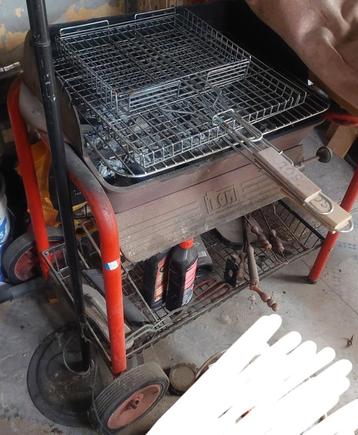 Barbecue XXL avec roulettes  beschikbaar voor biedingen