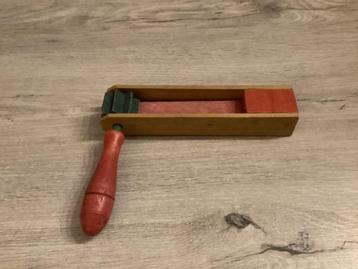 Houten vintage speelgoed rattle (17x20 cm) beschikbaar voor biedingen