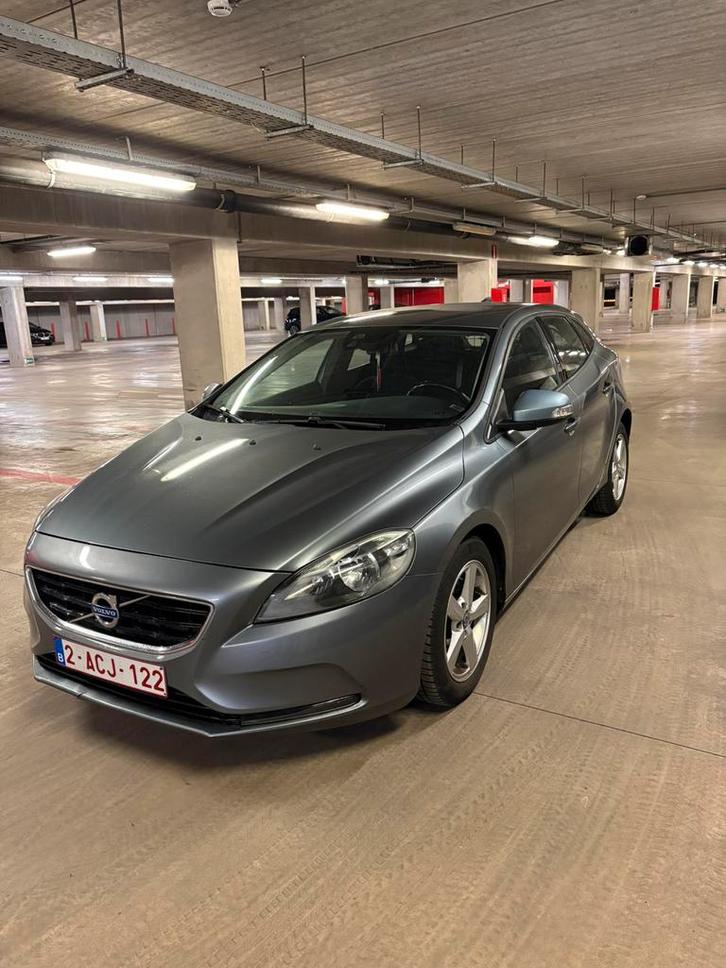 Volvo v40 2014 euro 5 export, Autos, Volvo, Particulier, V40, Diesel, Euro 5, Berline, 5 portes, Boîte manuelle, Argent ou Gris