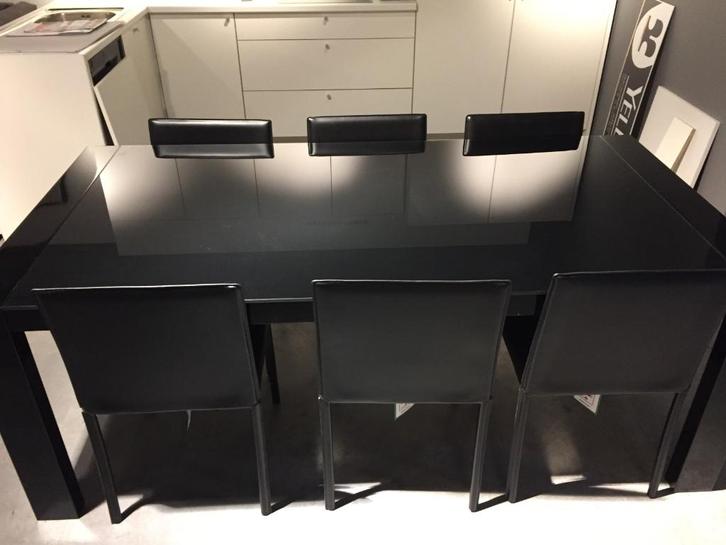 Moderne zwarte tafel glazen blad met 6 lederen stoelen, Huis en Inrichting, Tafels | Eettafels, Zo goed als nieuw, 50 tot 100 cm