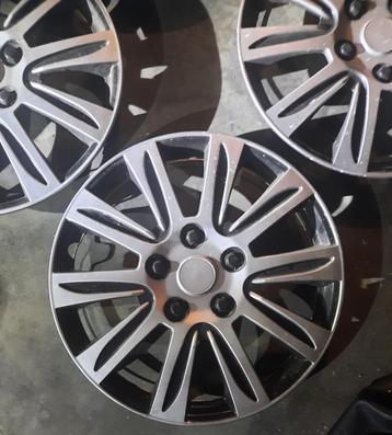 Wieldeksels te koop z.g.a.n 4st - 15 inch beschikbaar voor biedingen