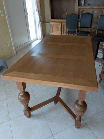 Eiken tafel beschikbaar voor biedingen