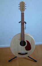 un instrument à cordes rondes joue  une guitare occidentale, Musique & Instruments, Instruments à corde | Autre, Enlèvement, Utilisé