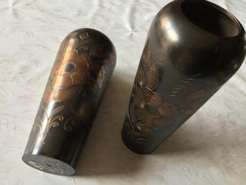 2 metalen bronzen vazen  beschikbaar voor biedingen