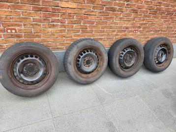 4 15 inch stalen velgen met winterbanden beschikbaar voor biedingen