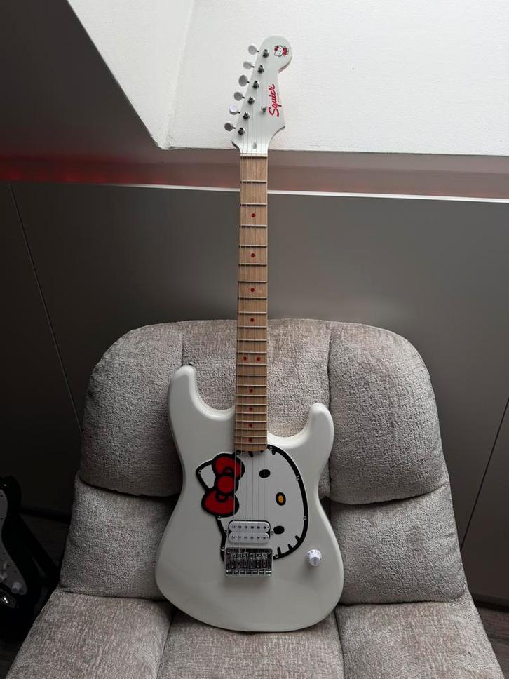 Squier hello kitty stratocaster, Musique & Instruments, Instruments à corde | Guitares | Électriques, Comme neuf, Fender, Enlèvement