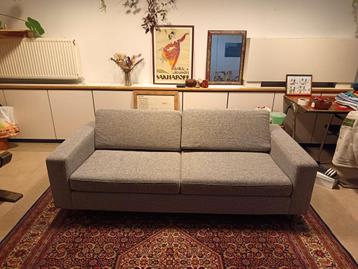 Grijze comfortabele zetel beschikbaar voor biedingen
