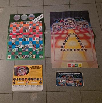 Oude papieren en sticker van coca cola beschikbaar voor biedingen