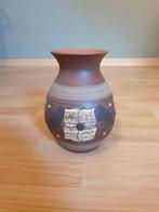 Handgemaakt aardewerken vaasje
Hoogte 20 cm, Enlèvement