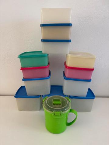 12 anciennes boîtes Tupperware et tasse Sistema disponible aux enchères