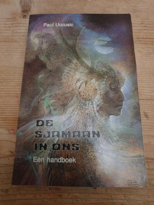 Paul Uccusic - De sjamaan in ons. EEN HANDBOEK, Boeken, Esoterie en Spiritualiteit, Zo goed als nieuw, Ophalen of Verzenden