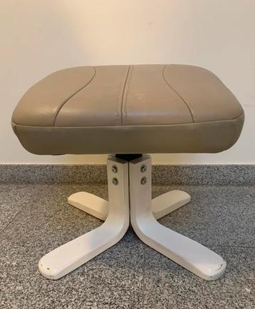 voetenbankje footstool voetbankje-  leder + hout beschikbaar voor biedingen