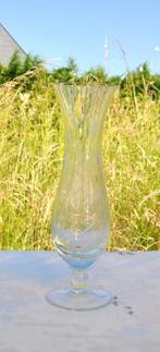 vase cintre taillé a la rose sur pied rond, Antiquités & Art, Enlèvement ou Envoi