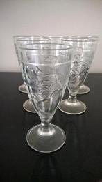 6 stevige glazen op voet ( fruitgravering ), Enlèvement ou Envoi, Comme neuf, Verre, Verre ou Verres