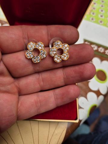 Heel prachtige vergulde bloem oorbellen met crystals  beschikbaar voor biedingen