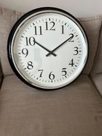 Klok zwart metaal witte wijzerplaat 59cm in diameter, Ophalen, Gebruikt, Analoog, Wandklok